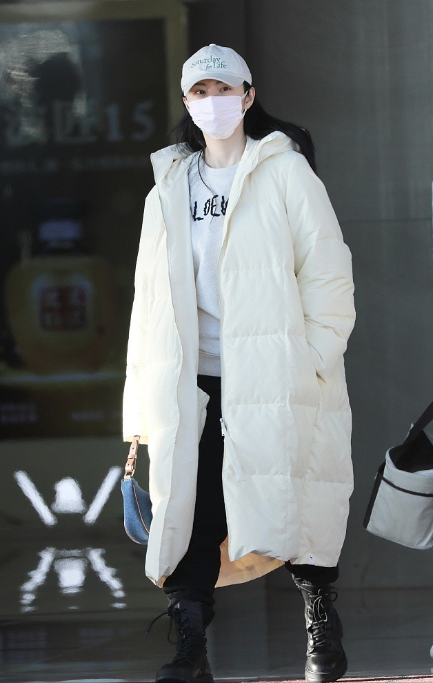景甜穿衣一点不贵,白羽绒服配万元手袋,看不出明星的架子