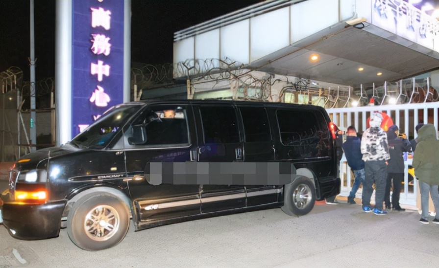 王力宏机场与媒体爆发冲突！让保姆车冲撞记者，双方推挤场面混乱