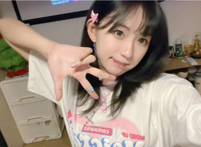 被校门封印颜值的学生，“校内VS校外”两级反转，辅导员大受震撼