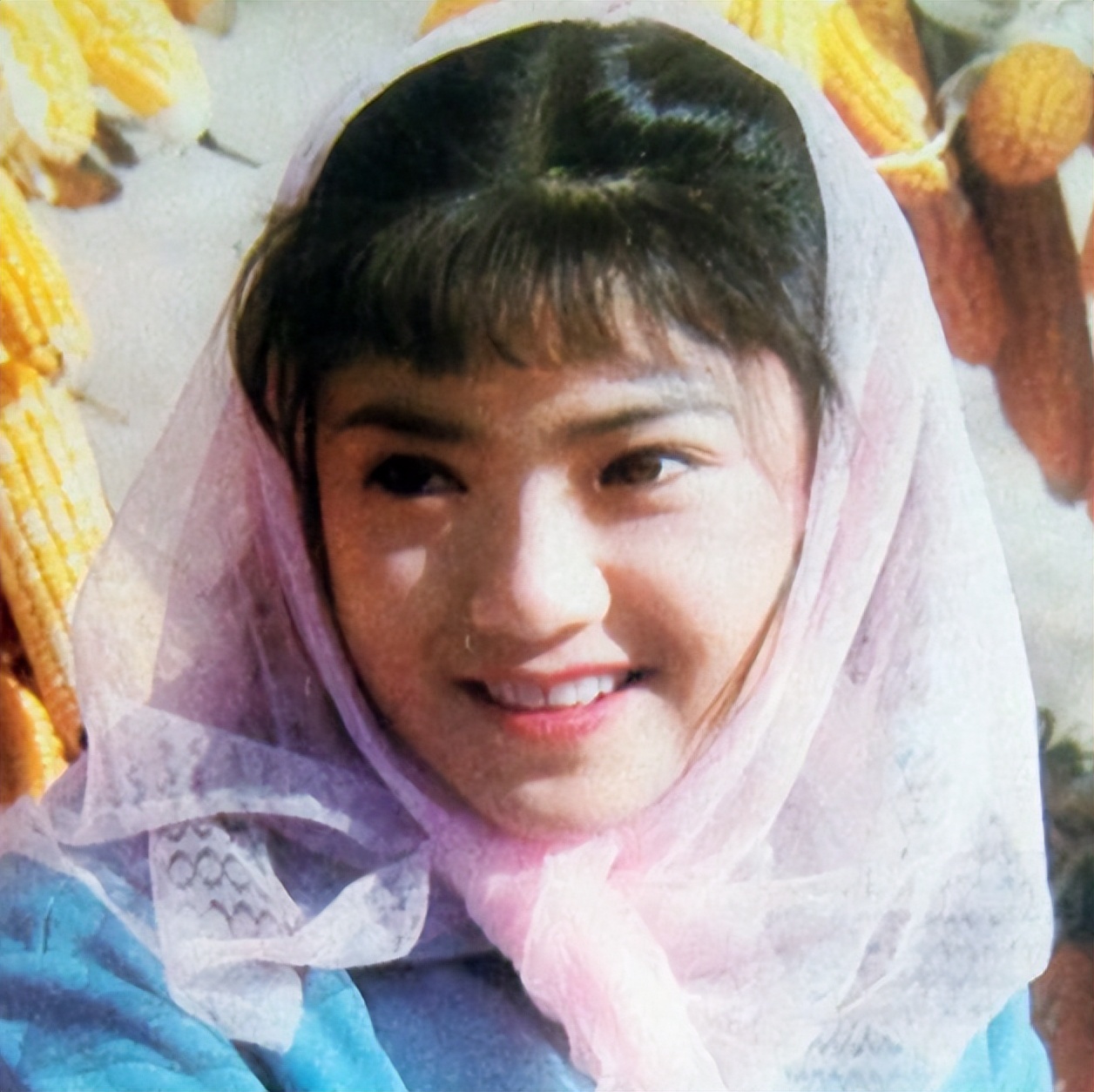 “奶奶级”演员年轻照，皮肤白里透红，笑容甜，个个都是美人胚子