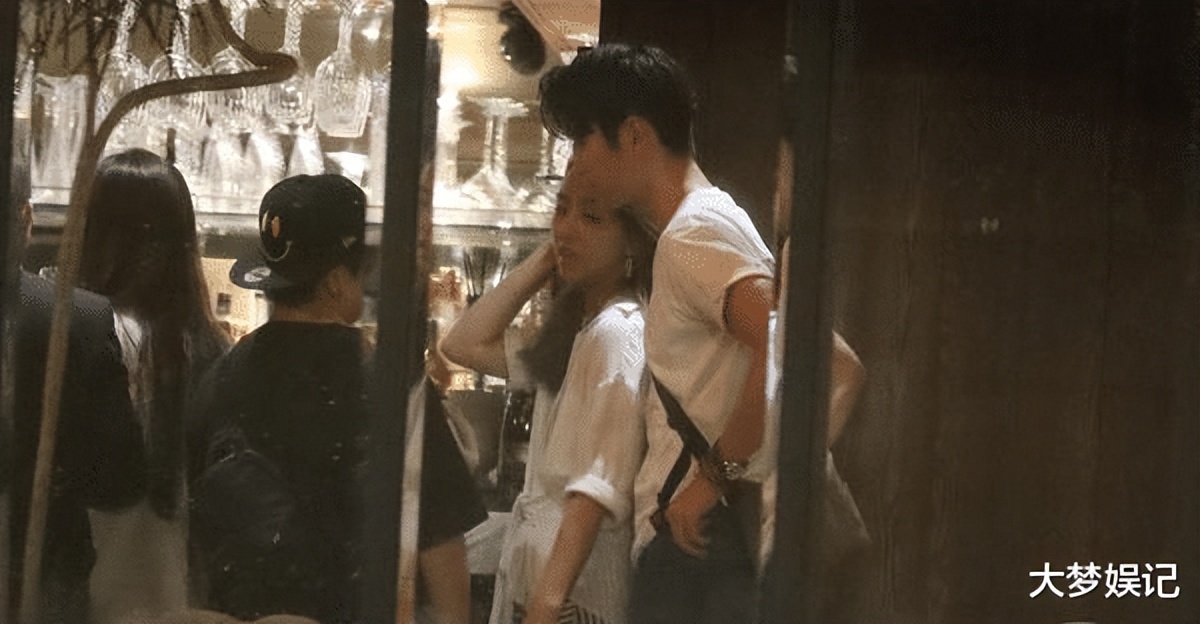 周晓涵小7岁男友是《机智》的他！牵线187cm天菜进剧组甜蜜同台