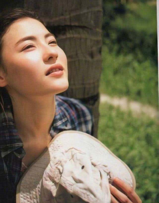 女明星十几岁的“少女之美”，干净清淡、浑然天成，我出不去了