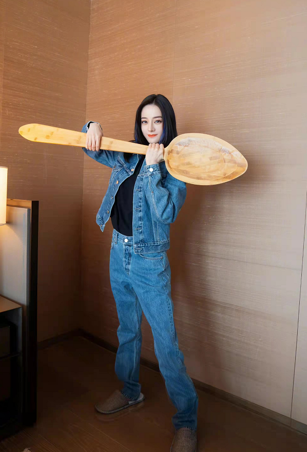 直筒廓形剪裁,保证舒适休闲感服装版型设计至关重要,像热巴这样行程