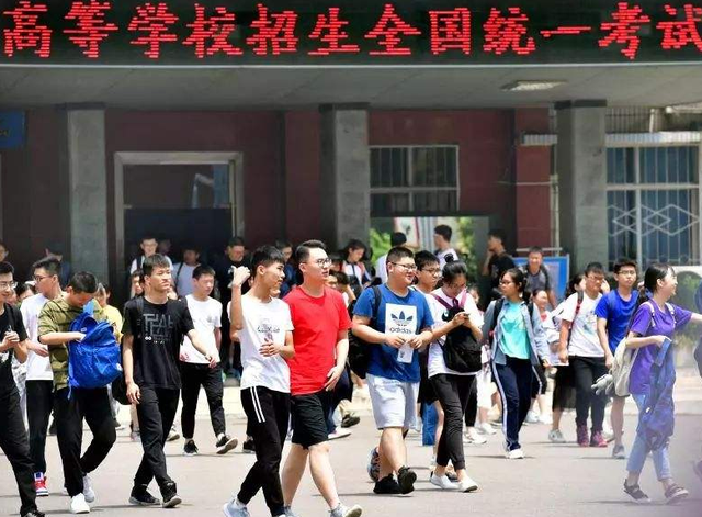 教育部最新消息，广西招生考试院限制，唐尚珺明年不再复读？