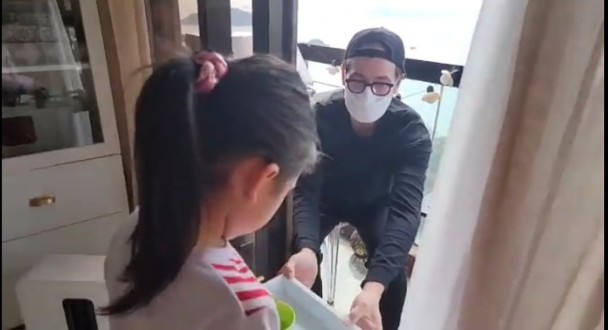 港媒曝胡定欣确诊新冠，陈豪吓得24小时戴口罩，TVB剧组继续停工