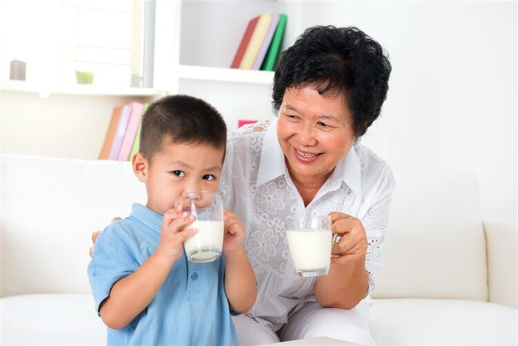 老人经常喝牛奶与不喝牛奶，差别大吗？看看医生怎么说