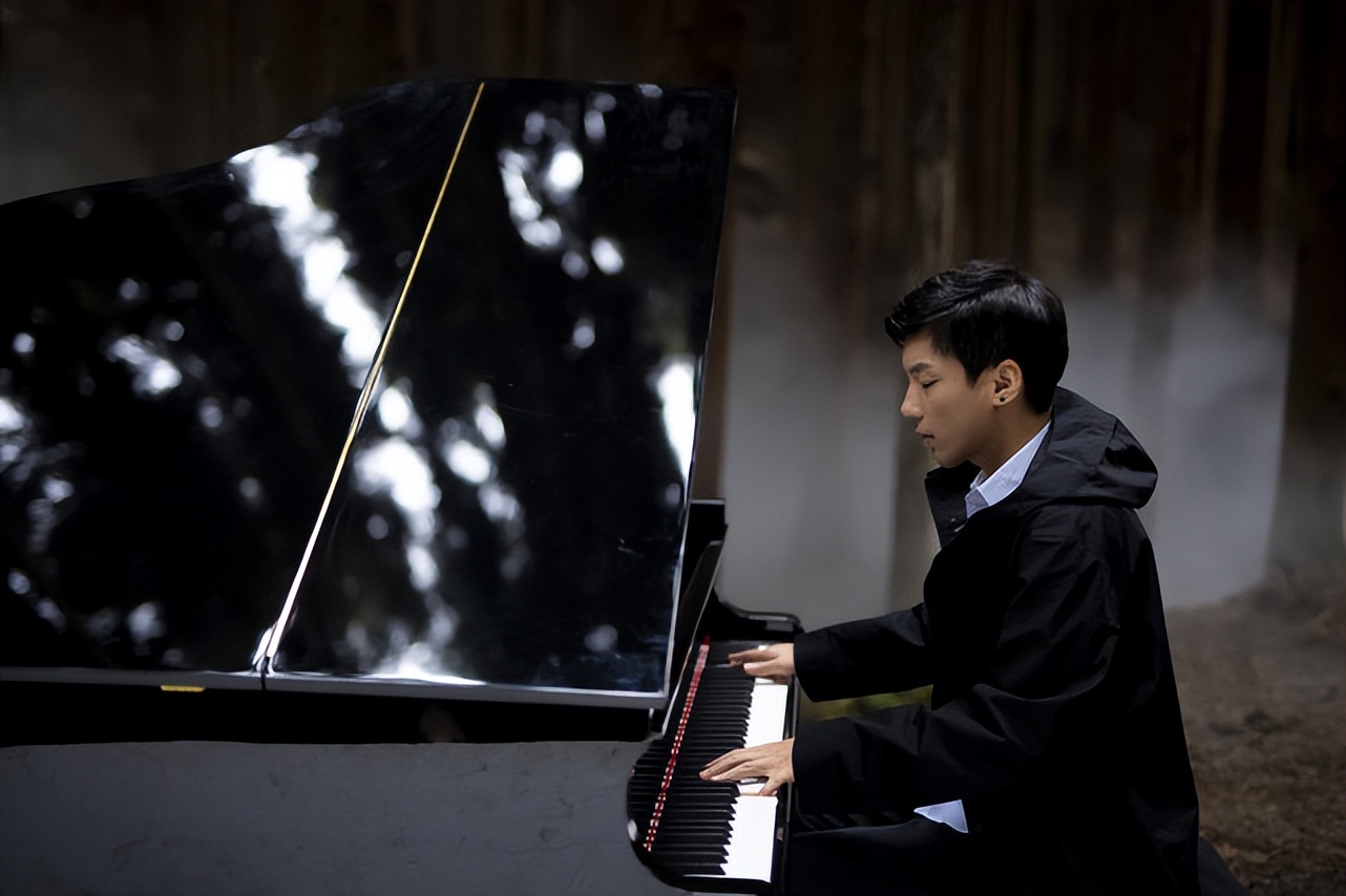 姜明奇《极光》单曲上线 逐光而行获赞乐坛新势力