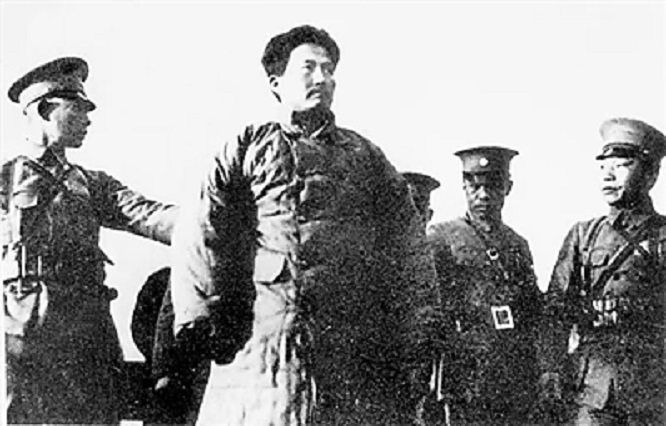 1956年浙江召开万人公审大会，一木匠被判处死刑，他犯了什么罪？