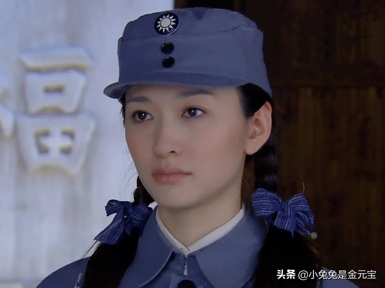 穿军装的李小冉 笑起来好可爱