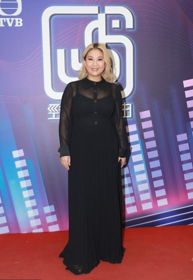 郑欣宜好适合黑色，丰满身材显得精致耐看，比瘦小身形更有气质