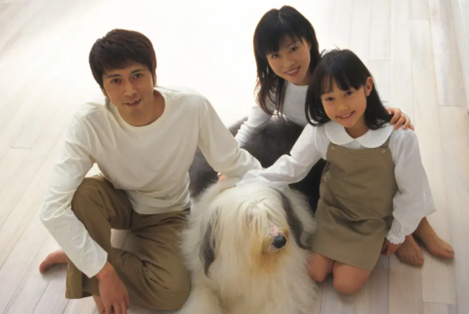 原配当街打“小三”，丈夫护“三”心切，网友喊话原配：打错人了