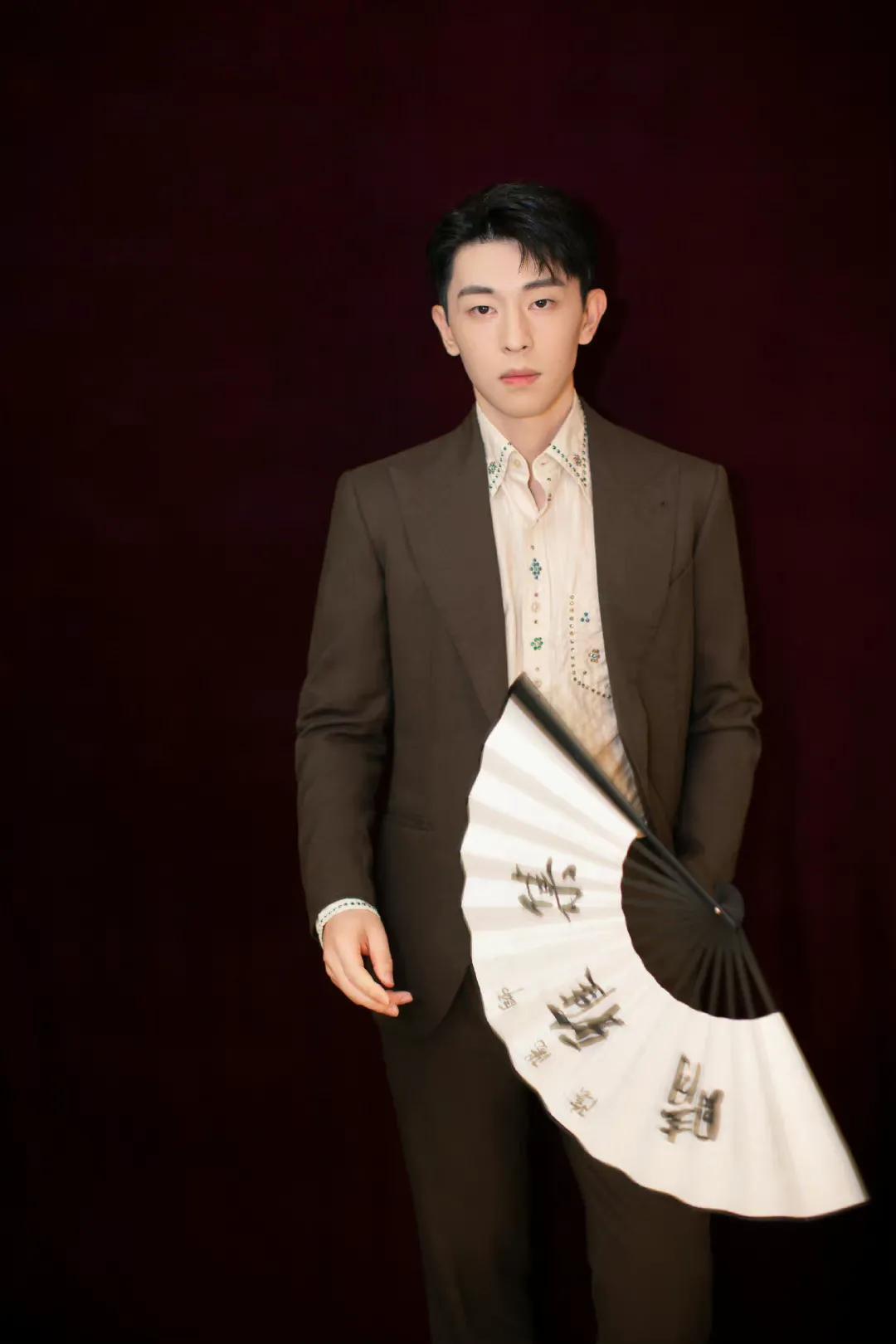 花样美男——邓伦青春气息十足图片