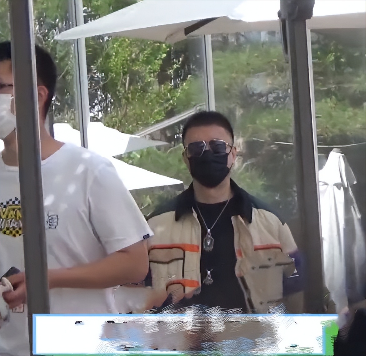 51岁孙红雷带娃外出！怀抱4岁半女儿好宠溺，孩子继承母亲高颜值