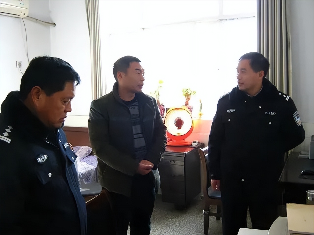 [向公安英雄致敬]河南安阳：听，思念之声。。。。。。