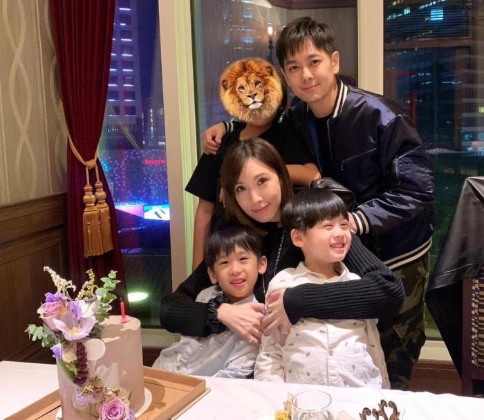 林志颖携弟弟参加年会，合唱18岁时成名曲，小志保养年轻更像弟弟