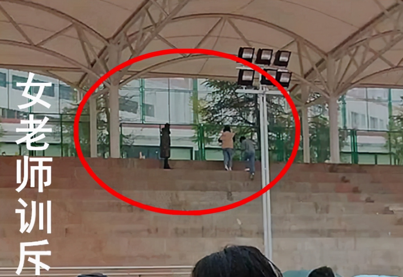 某大学小情侣操场“秀恩爱”，搂抱亲吻，引得上百名同学观看