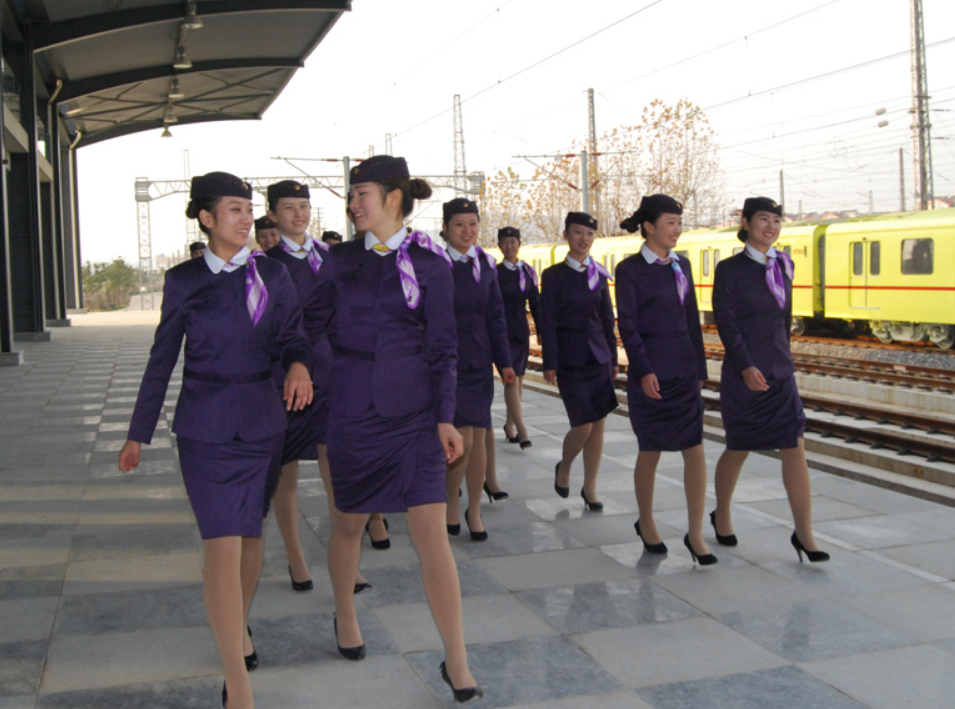 考上有“铁饭碗”的专科院校，毕业生就业很吃香，考生可以考虑