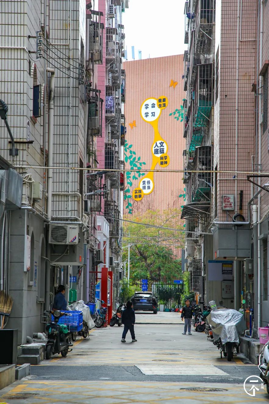 我在深圳富士康打工，月入5k，住30元旅館