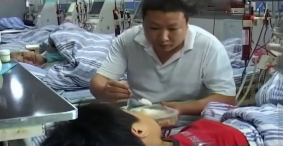 11年湖南新人欢喜结婚，喜宴数十亲朋却掩面哭泣，真实原因没想到