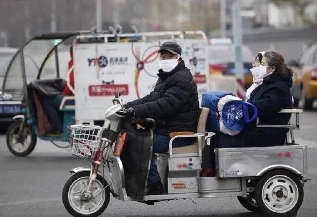 涉及三轮车和四轮车(三轮车与四轮车)