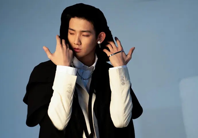 纹眉植发大红唇，手枪比肩迫击炮，想不到胡军还能接这种抗日神片