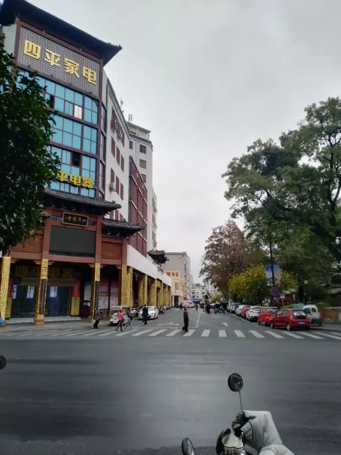 像中山路,阳明路,建国路的红星商场,南新绸布店阳明路百货玻璃店等都