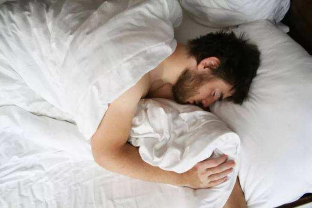 裸睡好还是穿着内衣睡好-冬天裸睡和穿衣服睡觉,哪个更暖和?