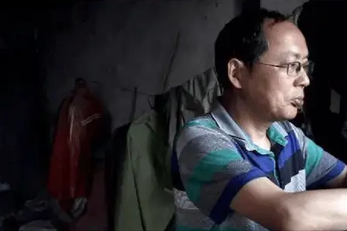 16岁考入985大学，终身研究一个数学公式，如今每个月领400元低保