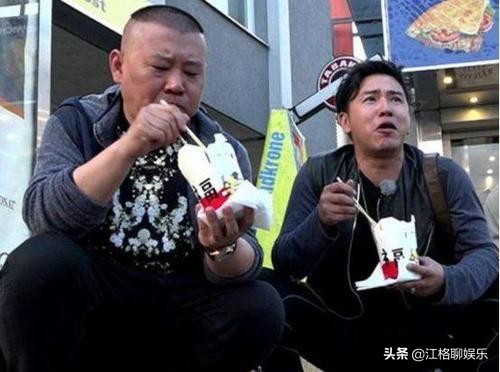 盘点那些接地气的明星，郭德纲蹲路边吃炒面，黄渤地铁卖唱赚钱