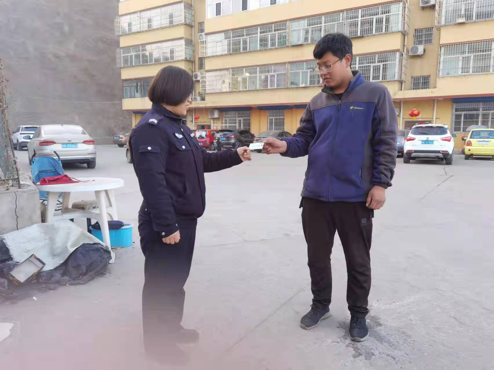 府谷公安：政通路派出所上门发放居住证贴心服务暖民心