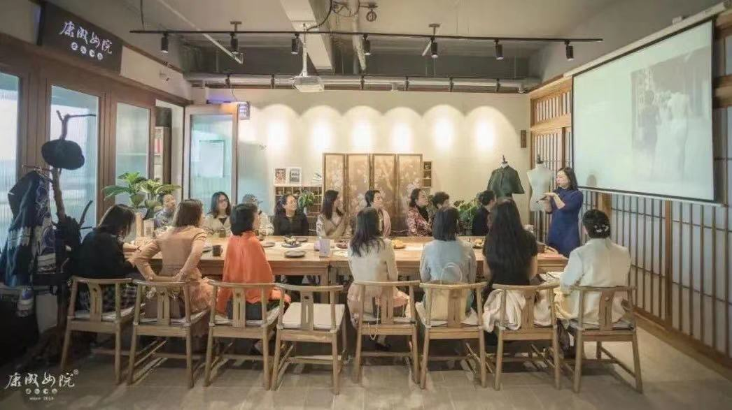 康成女院签约落地阿朵中信书店，为更丰盈的人生而来