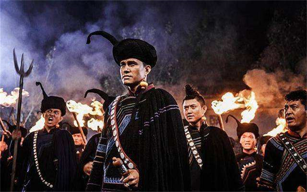 一学生家境困难登报后惊动中央，人民大会堂设宴3桌，宴请他全家