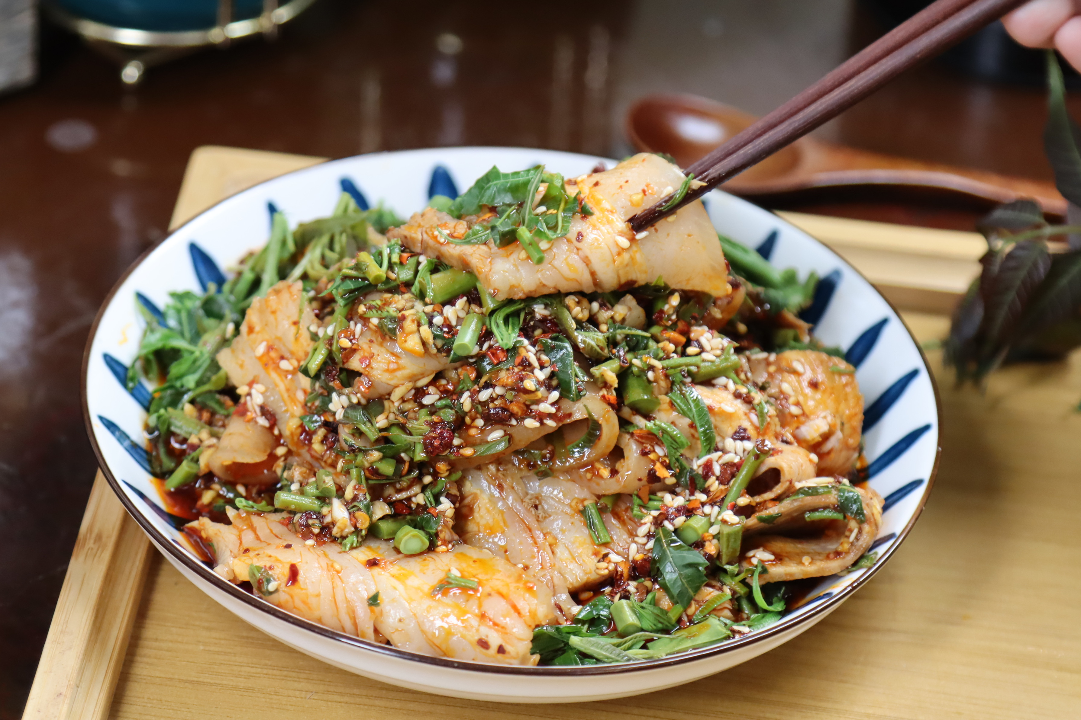 春天，五花肉和香椿是天生一對，煮熟了切片，簡單拌一拌可真香啊