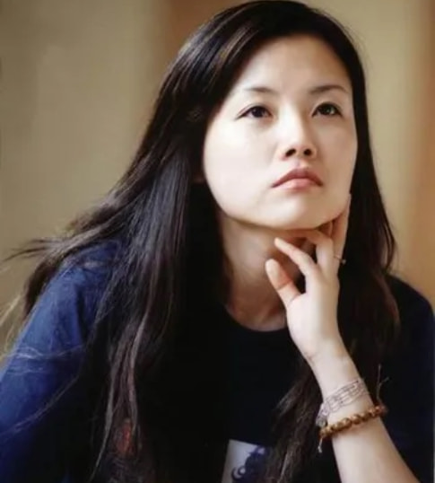 歌手戴娆:和谢东有过一段情,38岁嫁清华学霸,结婚12年无绯闻