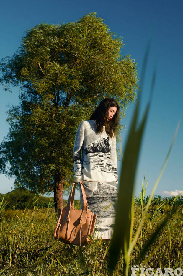 江疏影秋日故事感大片释出 多种气质穿搭复古知性