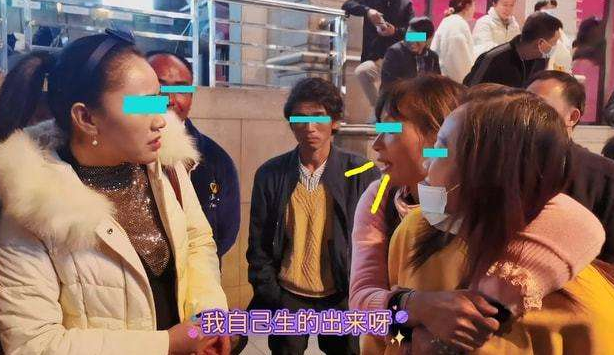 流浪女曾在厕所产三子，在横店四处游玩认哥哥，把家安在天桥下