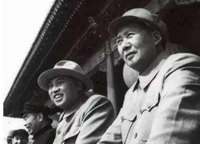 76年毛主席临终前要来纸笔，给华国锋留下一句话：你办事，我放心