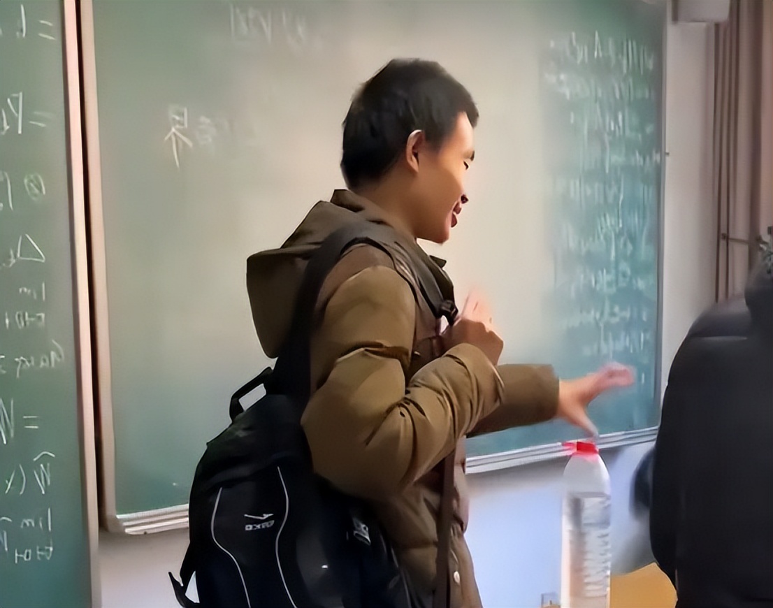 上海一大学女教师走红，眉眼精致身材好，却有种“仿生AI”的感觉