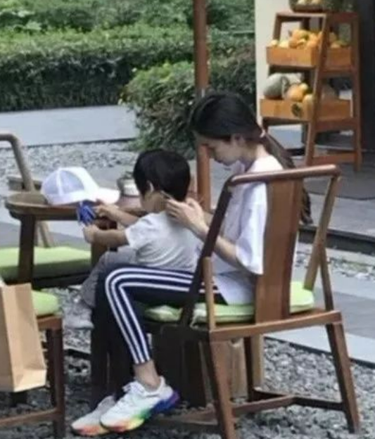 baby和儿子机场亲密互动！小海绵大胆骑箱子滑行，双脚翘起好兴奋