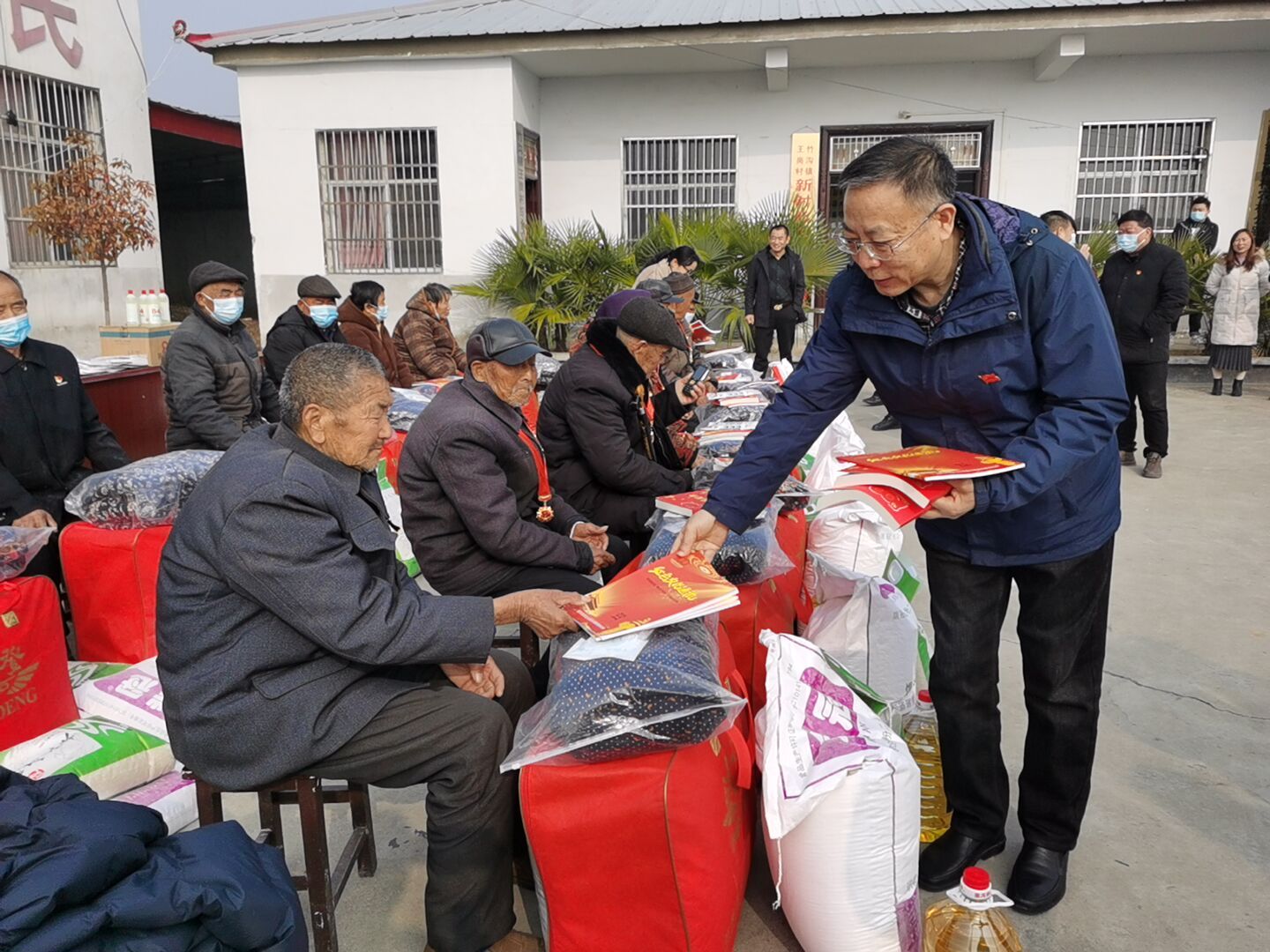 新年送温暖 致敬老党员 市红色文化研究会慰问光荣在党50年老党员