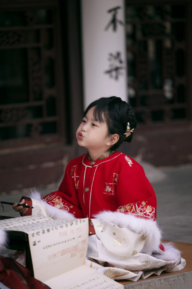 包文婧晒母女古风写真庆元旦，饺子变豁牙小萌妹，越长大越好看
