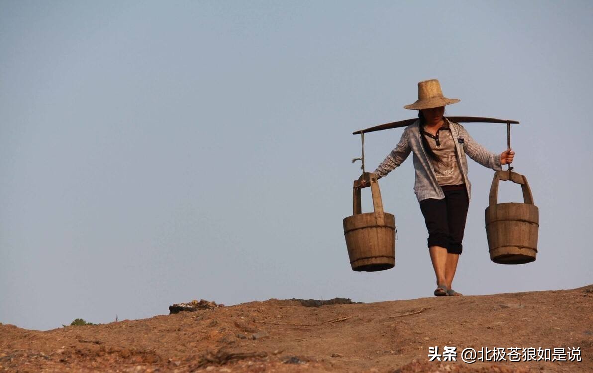 老友张继恒倾情讲述母亲的故事:第一个井沿挑水的女人