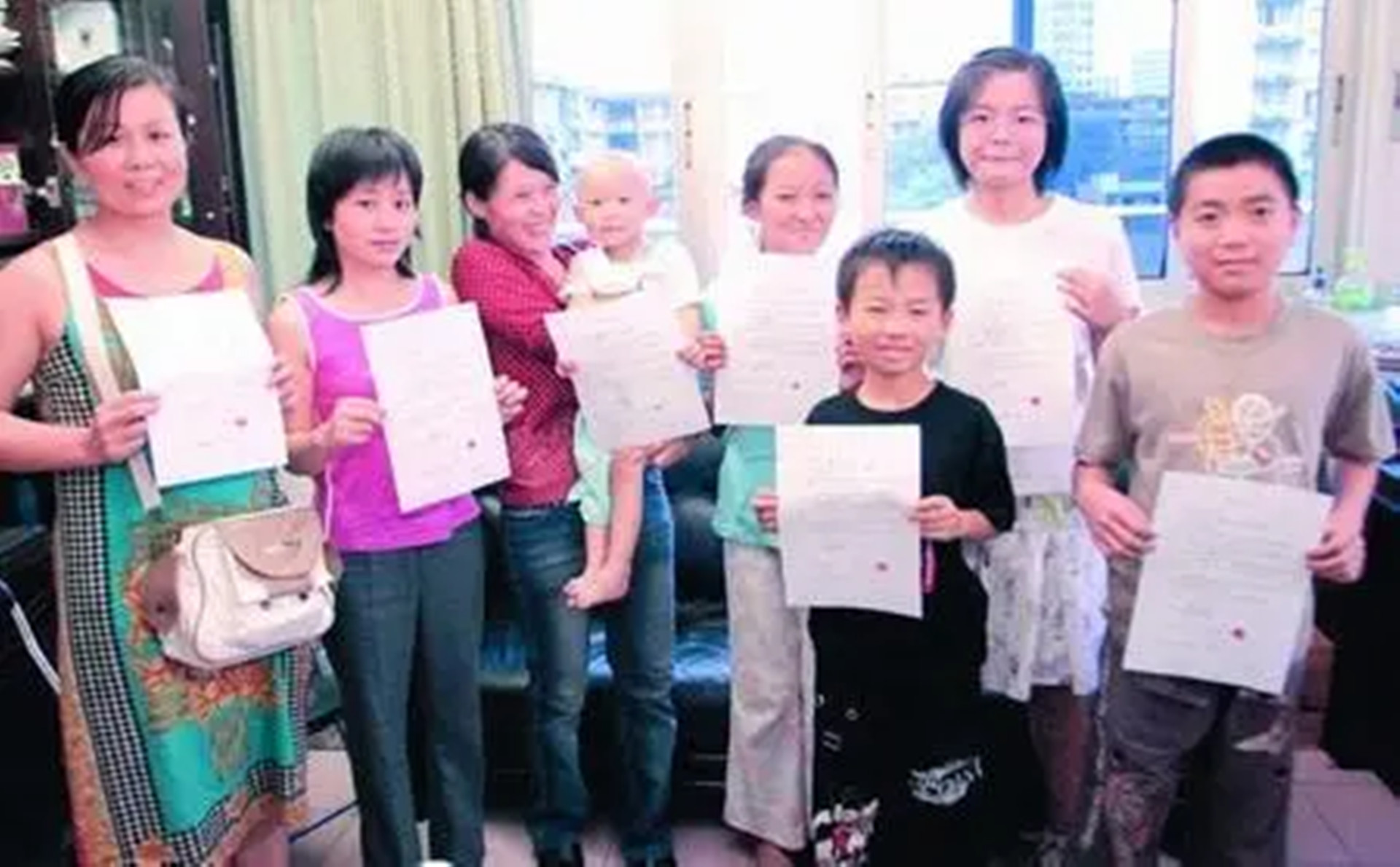 2005年女童身患白血病，为减轻养父负担，偷偷签下放弃治疗协议