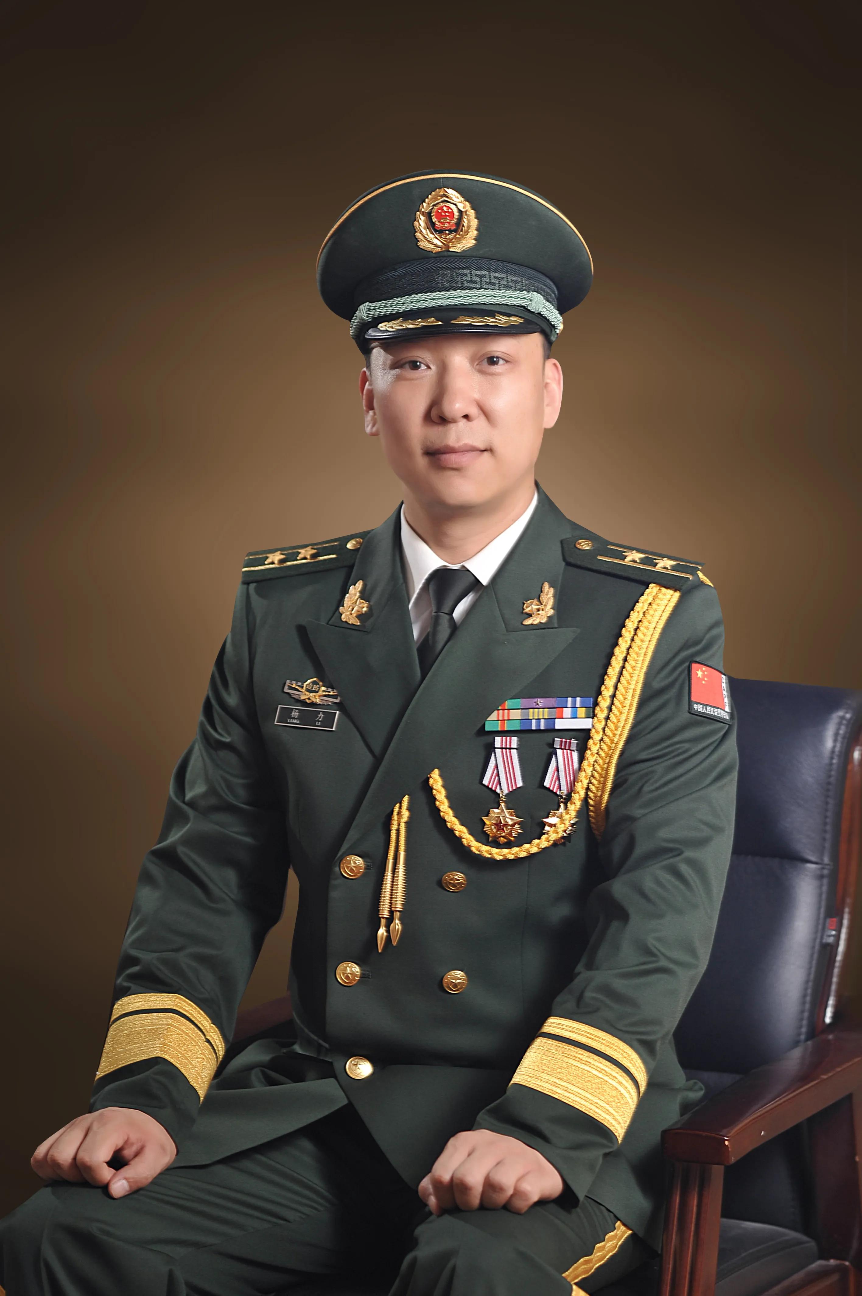 军衔从少尉,中尉,上尉,少校,到中校,职务从参谋到副主任,从大队长到