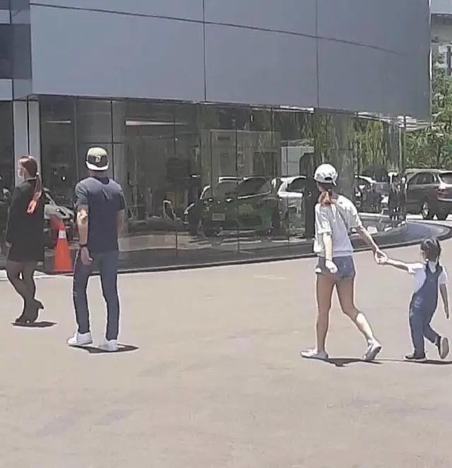 霍建华包场为女儿办生日派对，林心如逗孩子开心，小海豚背影超萌