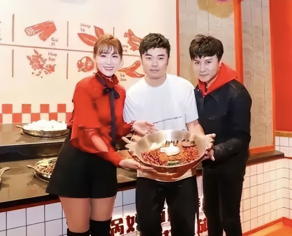 4元成本卖上千，火锅店人均500元，他们坑起粉丝来一点儿都不手软