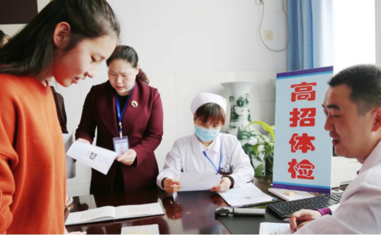 高考体检要“一丝不挂”？高三党瑟瑟发抖，医生：你以为我想看？