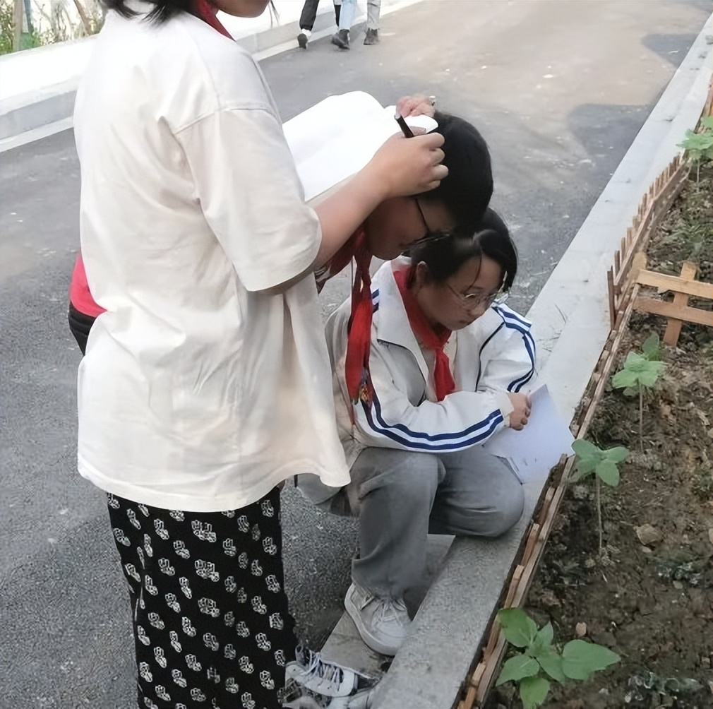黄甲小学开展“人人参与科技节，我的科技节我做主”科技节活动