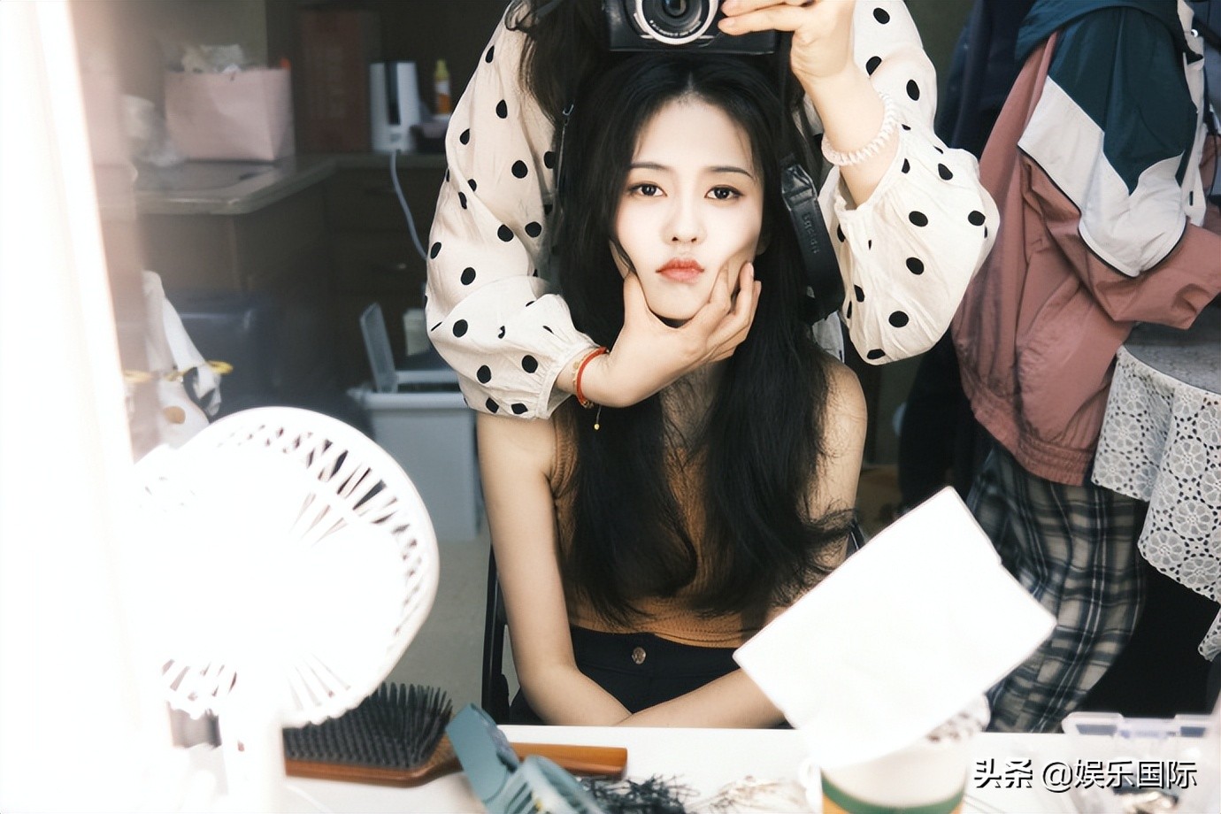 白鹿被助理扭脸好可爱 对镜搞怪摆拍关系好