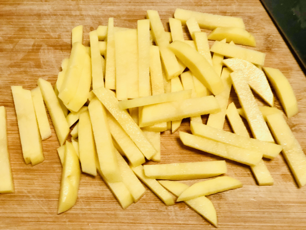 快餐店畅销的炸薯条，自己在家就能做，成本不到3元，孩子吃嗨了